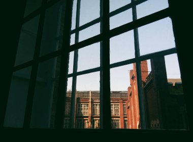 Eski kentsel penceresinden güneşli görünümü