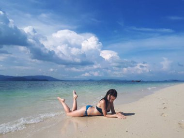 Tropik güneşli plajda bikini güzel genç kadın