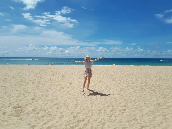 Hermosa Joven Feliz Caminando Por Playa — Foto de Stock