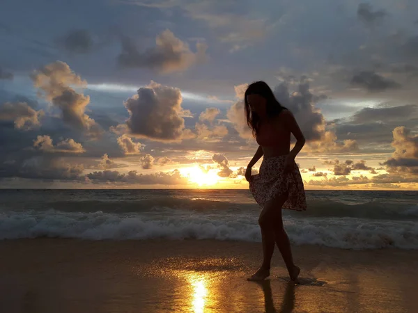 Young Woman Background Beautiful Sunset Beach — Stock Photo, Image