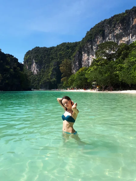 Piękna Szczęśliwa Młoda Kobieta Plaży Tropikalnej Wyspy — Zdjęcie stockowe