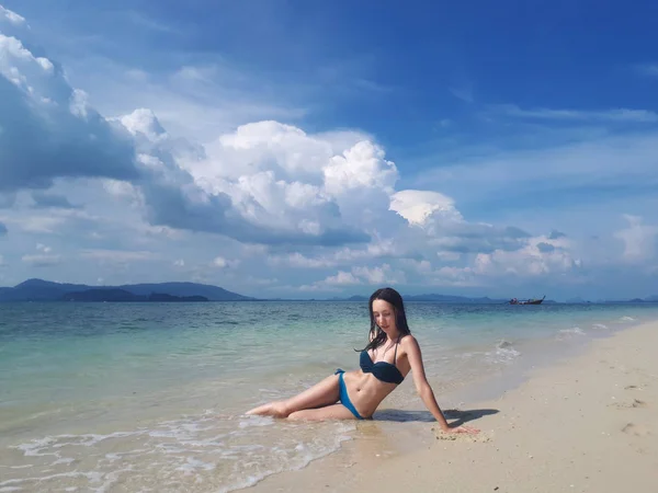 Wanita Muda Cantik Dengan Bikini Pantai Tropis Yang Cerah — Stok Foto