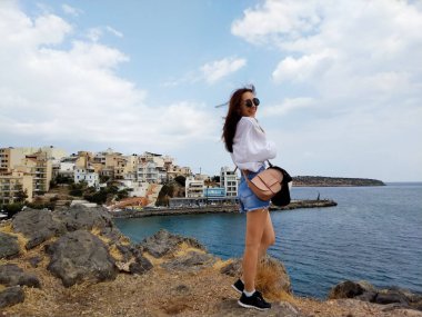 Agios Nikolaos, Girit, Yunanistan'da dağda duran güzel kadın. En büyük başarı. Özgür hissetmek