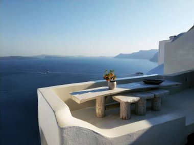 Oia dar sokaklar, Santorini adası, Yunanistan. Beyaz evler, mavi deniz.