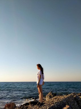 Denize karşı genç bir güzel kız portresi. Havadan görünüm. Girit, Yunanistan.