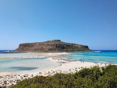Kıyıya yakın denizde ada. Mavi lagün, pitoresk bir yer. Balos, Girit, Yunanistan.
