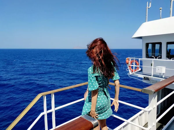 Piękna Młoda Kobieta Żaglowce Morzu Śródziemnym — Zdjęcie stockowe