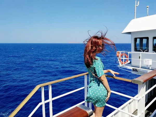Piękna Młoda Kobieta Żaglowce Morzu Śródziemnym — Zdjęcie stockowe