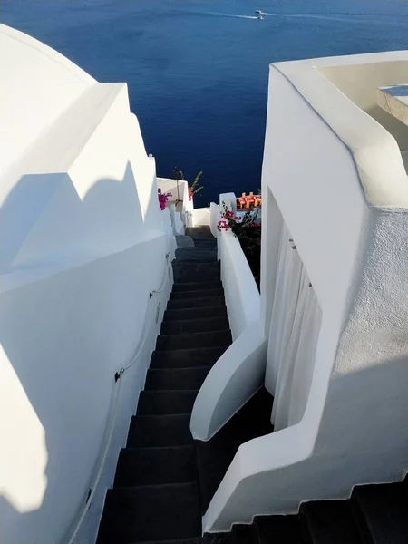 Smalle Straatjes Oia Santorini Eiland Griekenland Witte Huizen Blauwe Zee — Stockfoto