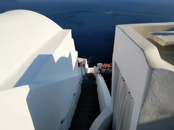 Wąskie Uliczki Oia Wyspa Santorini Grecja Białe Domy Błękitne Morze — Zdjęcie stockowe