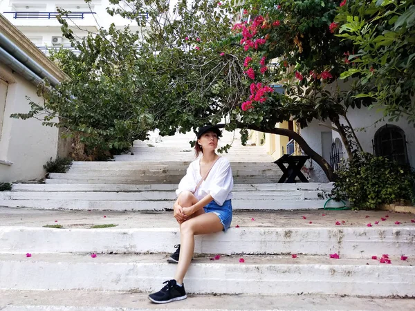 Молодая Женщина Сидящая Старой Улице Агиос Фабаос Крит Греция Бугенвиллия — стоковое фото