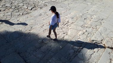 Girit'teki Knossos sarayının antik kalıntılarında gezgin, Yunanistan