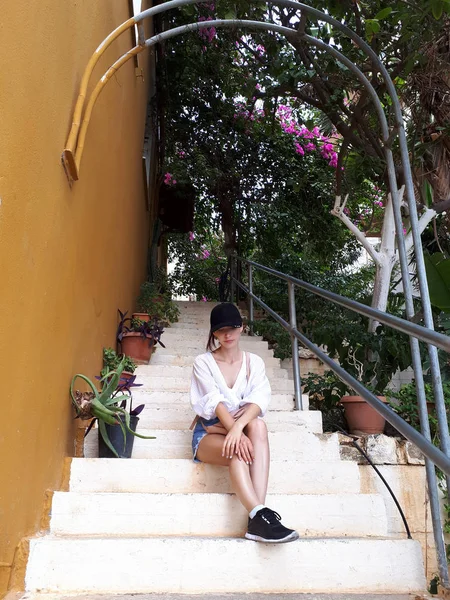 Красивая Женщина Сидит Милой Винтажной Улице Крит Греция — стоковое фото