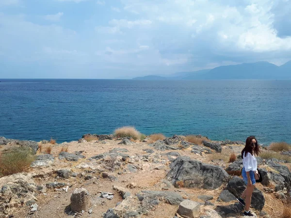 Hermosa Mujer Fondo Del Paisaje Marino Creta Grecia — Foto de Stock