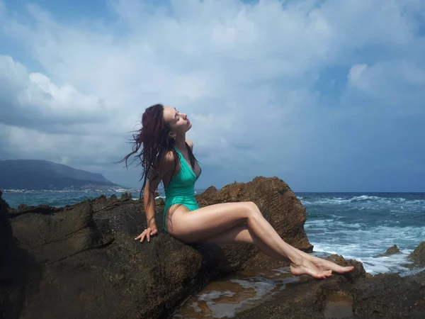 Hermosa Mujer Caucásica Bronceada Descansando Playa Del Mar Roca Creta — Foto de Stock