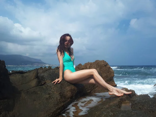 Beautiful Tanned Caucasian Woman Resting Rock Sea Beach Crete Greece — Stock Photo, Image