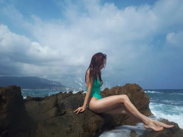 Прекрасна Кавказька Засмаглий Жінка Відпочиває Пляжі Скелі Море Крит Греція Стокове Зображення
