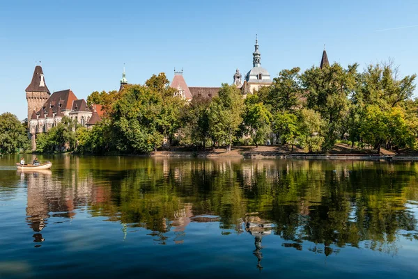 Budapeşte / Macaristan - 6 Ekim 2018: Vajdahunyad Kalesi göl kenarından görüntülendi. 1896 yılında Milenyum Sergisi'nin bir parçası olarak inşa edilmiş ve şimdi Macar Tarım Müzesi'ne ev sahipliği yapmaktadır..