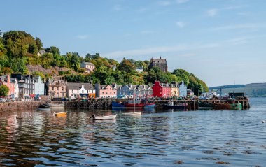 Tobermory / İngiltere - 25 Ağustos 2019: Rıhtım manzarası. Tobermory Mull başkenti, ve 1973 yılına kadar sadece burgh, İskoç İç Hebrides Mull Isle.