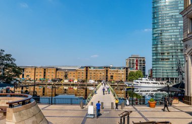 Londra / İngiltere - 23 Ağustos 2019: Canary Wharf Estate'te Batı Hindistan Rıhtımı, Kuzey Rıhtımı ve Kuzey Rıhtımı yaya köprüsünün görünümü.