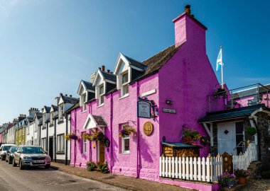Tobermory / UK - 25 Ağustos 2019: Yukarı Tobermory 'de bulunan Argyll Terrace' daki binaların manzarası, Körfez ve Mull 'un Sesi üzerinde muhteşem bir manzaraya sahip..