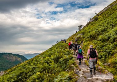 Ben Nevis / İngiltere - 24 Ağustos 2019: İskoç Dağlık Bölgesinde Ben Nevis'in en popüler rotası olan 'Mountain Path'te insanlar yürüyüş.