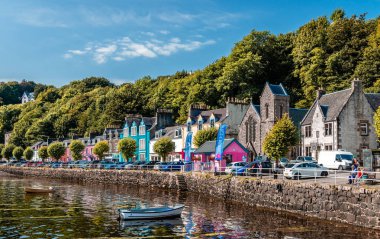 Tobermory / İngiltere - 25 Ağustos 2019: Rıhtım manzarası. Tobermory Mull başkenti, ve 1973 yılına kadar sadece burgh, İskoç İç Hebrides Mull Isle.