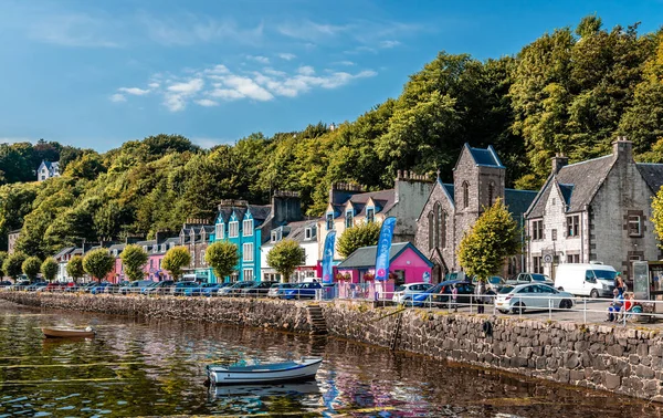 Tobermory / İngiltere - 25 Ağustos 2019: Rıhtım manzarası. Tobermory Mull başkenti, ve 1973 yılına kadar sadece burgh, İskoç İç Hebrides Mull Isle.