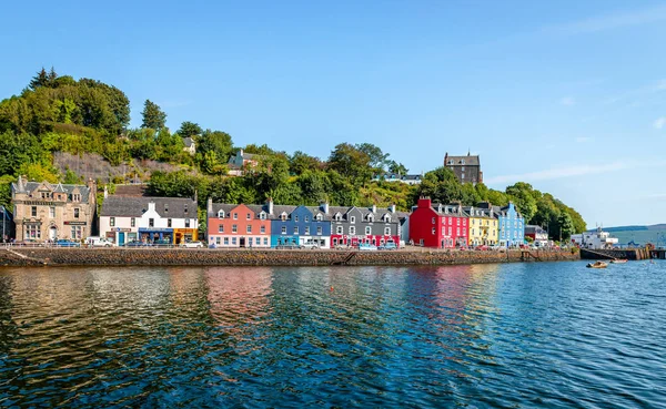 Tobermory / İngiltere - 25 Ağustos 2019: Rıhtım manzarası. Tobermory Mull başkenti, ve 1973 yılına kadar sadece burgh, İskoç İç Hebrides Mull Isle.