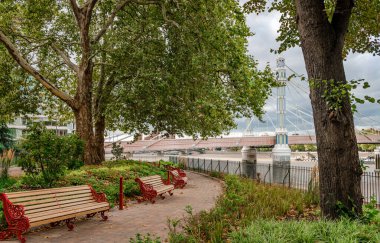 İngiltere, Londra 'da Thames nehrinin güney kıyısındaki Battersea Park' tan Albert Köprüsü manzaralı..