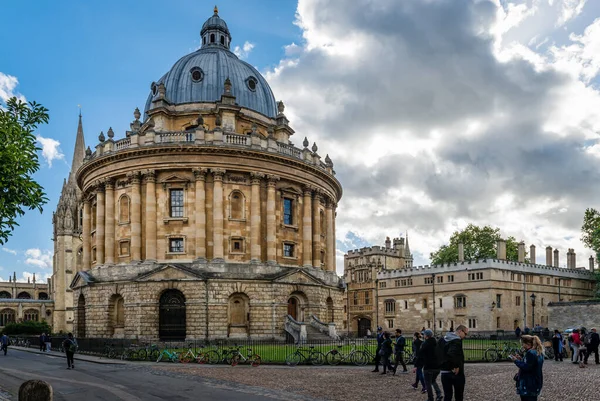 Oxford / Uk - 21 Eylül 2018: Radcliffe Kamerası. 1749 yılında Radcliffe Bilim Kütüphanesi 'ne ev sahipliği yapmak için inşa edildi. Bodleian kütüphanesi sağda..
