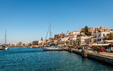 Naxos / Yunanistan - 23 Temmuz 2016: Eski kent ve liman manzarası, bir yaz günü. Naxos adası Ege Denizi 'nde bulunur ve çok popüler bir turizm merkezidir..