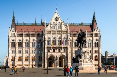 Budapeşte / Macaristan - 6 Ekim 2018: Macaristan 'ın önemli bir simgesi ve popüler bir turizm beldesi olan Budapeşte Parlamentosu olarak da bilinen Macar Parlamento Binası' nın manzarası.