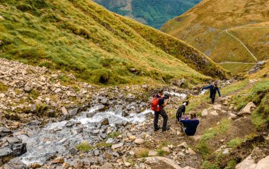 Ben Nevis / Uk - 24 Ağustos 2019: Ben Nevis 'in İskoç Dağları' ndaki en popüler rotası olan 'Dağ Yolu' nda köpek gezintisi yapan bir aile.
