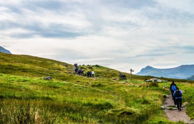 Achintee / Uk - 24 Ağustos 2019: Burası Ben Nevis 'in yukarısındaki en popüler rota olan 