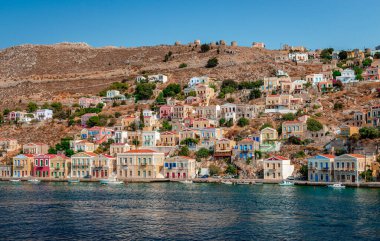 Symi / Yunanistan - 17 Ağustos 2017: Rıhtım manzarası. Symi (veya Simi), sakin atmosferi ve muhteşem mimarisi ile ziyaretçileri şaşırtan küçük bir Dodecanese adasıdır.. 