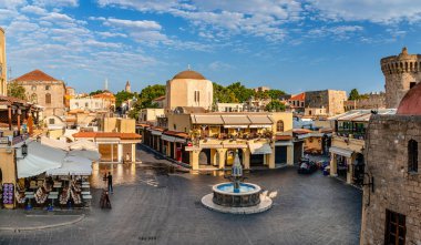 Rodos / Yunanistan - 15 Ağustos 2016: Çeşmeli Hipokrat Meydanı ve eski ortaçağ kentinin ufuk çizgisi.