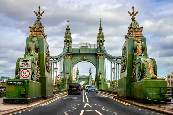 Londra / İngiltere - 18 Eylül 2018: Hammersmith Köprüsü, Londra 'nın batısındaki Thames Nehri' ni geçen bir asma köprü. 