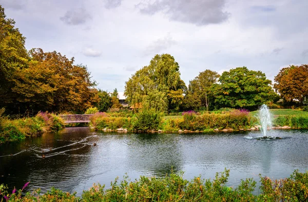 Sonbaharda Bishops Parkı 'nda. Bishops Park Fulham, Batı Londra, İngiltere 'de..