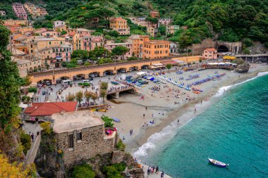 Monterosso al Mare / İtalya - 28 Mayıs 2018: Köyün ve plajın yukarıdan görünüşü. Monterosso, Unesco tarafından korunan bir ulusal park olan Cinque Terre 'nin en batısıdır..