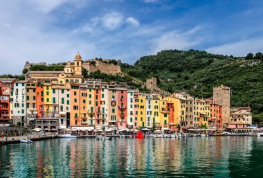 Porto Venere / İtalya - 28 Mayıs 2018: Doria Castle ile köy ve liman manzarası. Porto Venere, Ligurian kıyısında La Spezia eyaletinde pitoresk bir yerdir..