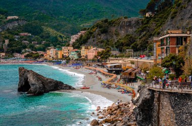 Monterosso al Mare / Italya - 28 Mayıs 2018: Plaj manzarası. Monterosso, Unesco tarafından korunan bir ulusal park olan Cinque Terre 'nin en batısıdır..