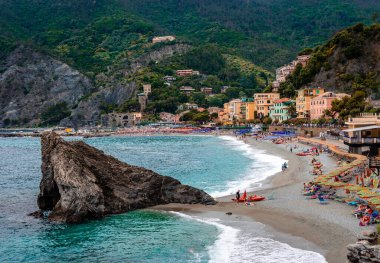Monterosso al Mare / Italya - 28 Mayıs 2018: Plaj manzarası. Monterosso, Unesco tarafından korunan bir ulusal park olan Cinque Terre 'nin en batısıdır..