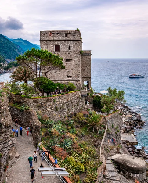 Monterosso al Mare / İtalya - 28 Mayıs 2018: Yukarıdan Torre Aurora 'nın (Aşağı Kule) görüntüsü. Monterosso, Cinque Terre 'nin en batısı, bir ulusal park ve Unesco Dünya Mirası Alanı' dır..