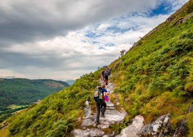 Ben Nevis / UK - 24 Ağustos 2019: İskoçya 'daki Ben Nevis' in en popüler rotası olan 'Dağ Yolu' nda insanlar yürüyüş yapıyor.