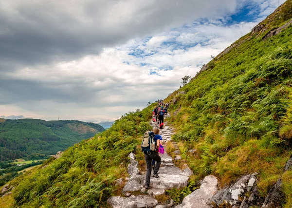 Ben Nevis / UK - 24 Ağustos 2019: İskoçya 'daki Ben Nevis' in en popüler rotası olan 'Dağ Yolu' nda insanlar yürüyüş yapıyor.