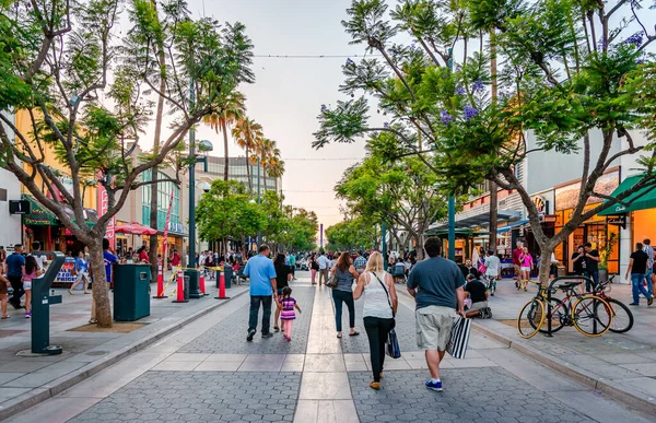 Santa Monica / CA - 26 Temmuz 2015: Santa Monica, Kaliforniya şehir merkezinde bir yaya alışveriş merkezi, yemek ve eğlence kompleksi olan Üçüncü Cadde Gezinti Alanı manzarası.