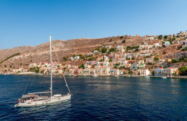 Yunanistan 'ın Dodecanese kentindeki küçük bir ada olan Symi' ye, sakin atmosferi ve muhteşem mimarisi ile bir yat yaklaşıyor.. 
