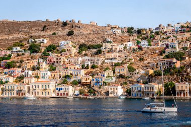 Symi / Yunanistan - 17 Ağustos 2017: Köy manzarası. Symi, sakin atmosferi ve muhteşem mimarisi ile ziyaretçileri hayrete düşüren küçük bir Dodecanese adasıdır.. 