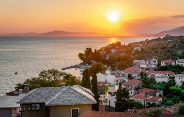 Yunanistan 'ın Pelion Dağı yamaçlarında geleneksel bir köy olan Afissos' ta günbatımı.